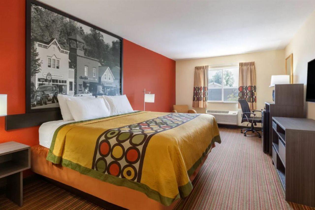 Super 8 By Wyndham Big Rapids Motel Exterior photo