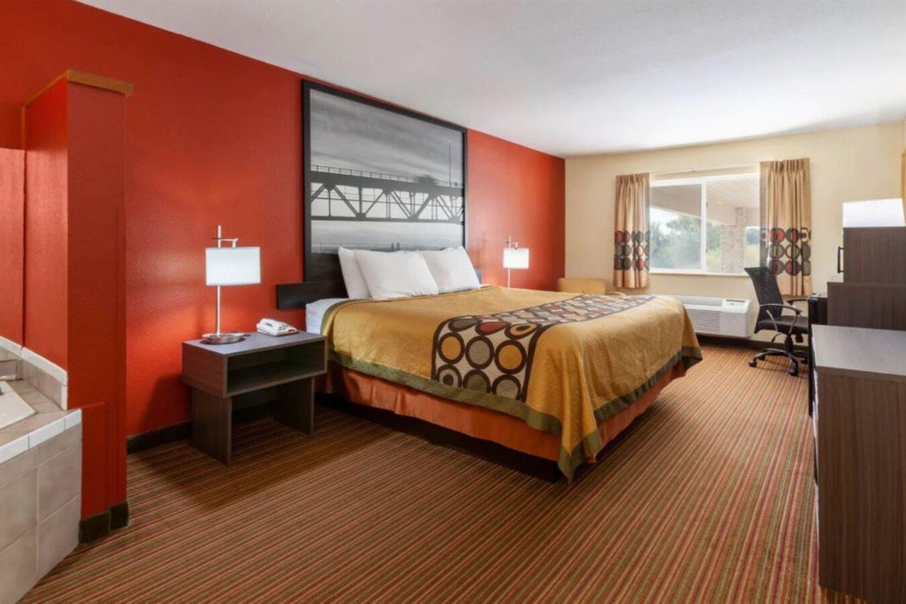 Super 8 By Wyndham Big Rapids Motel Exterior photo