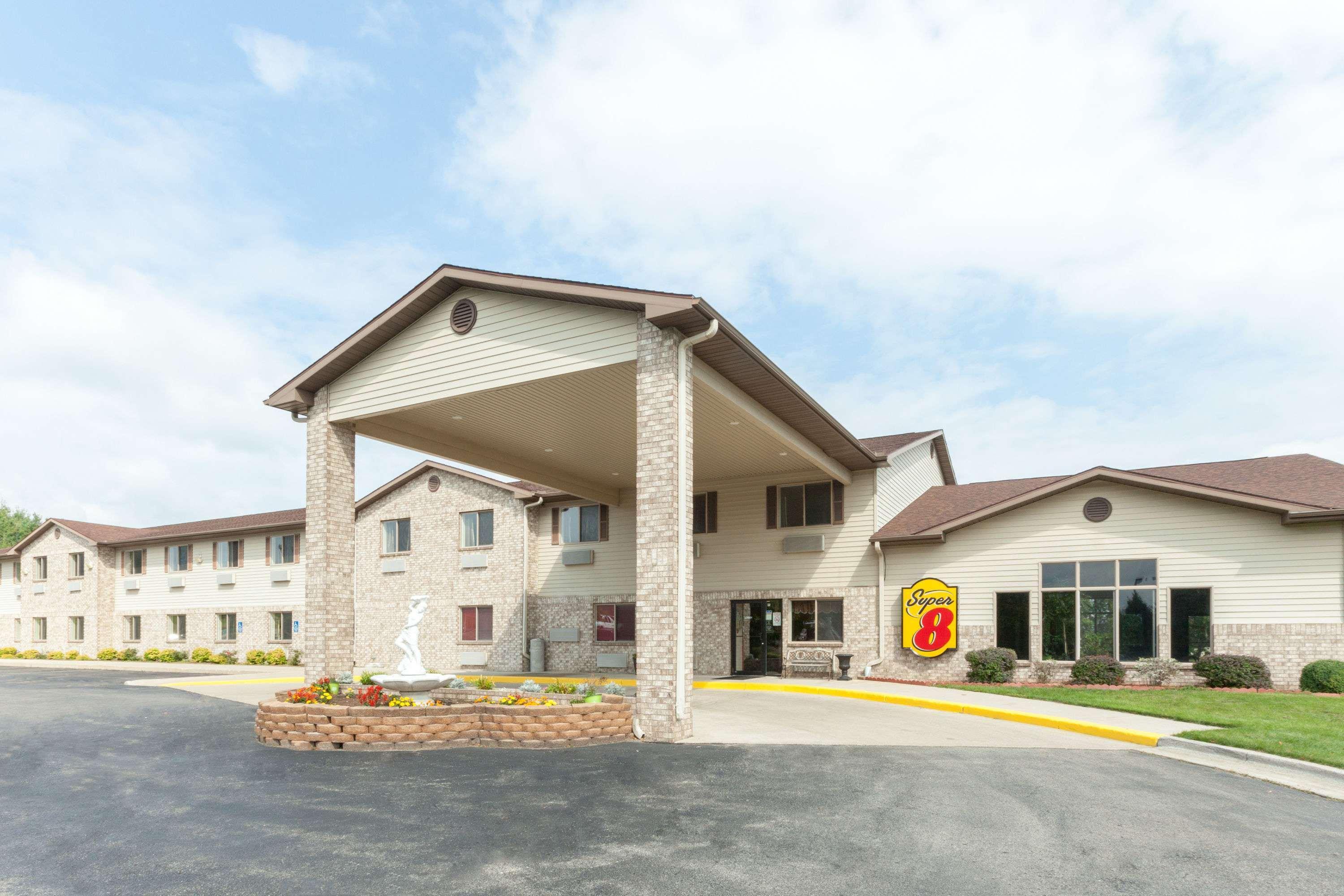 Super 8 By Wyndham Big Rapids Motel Exterior photo