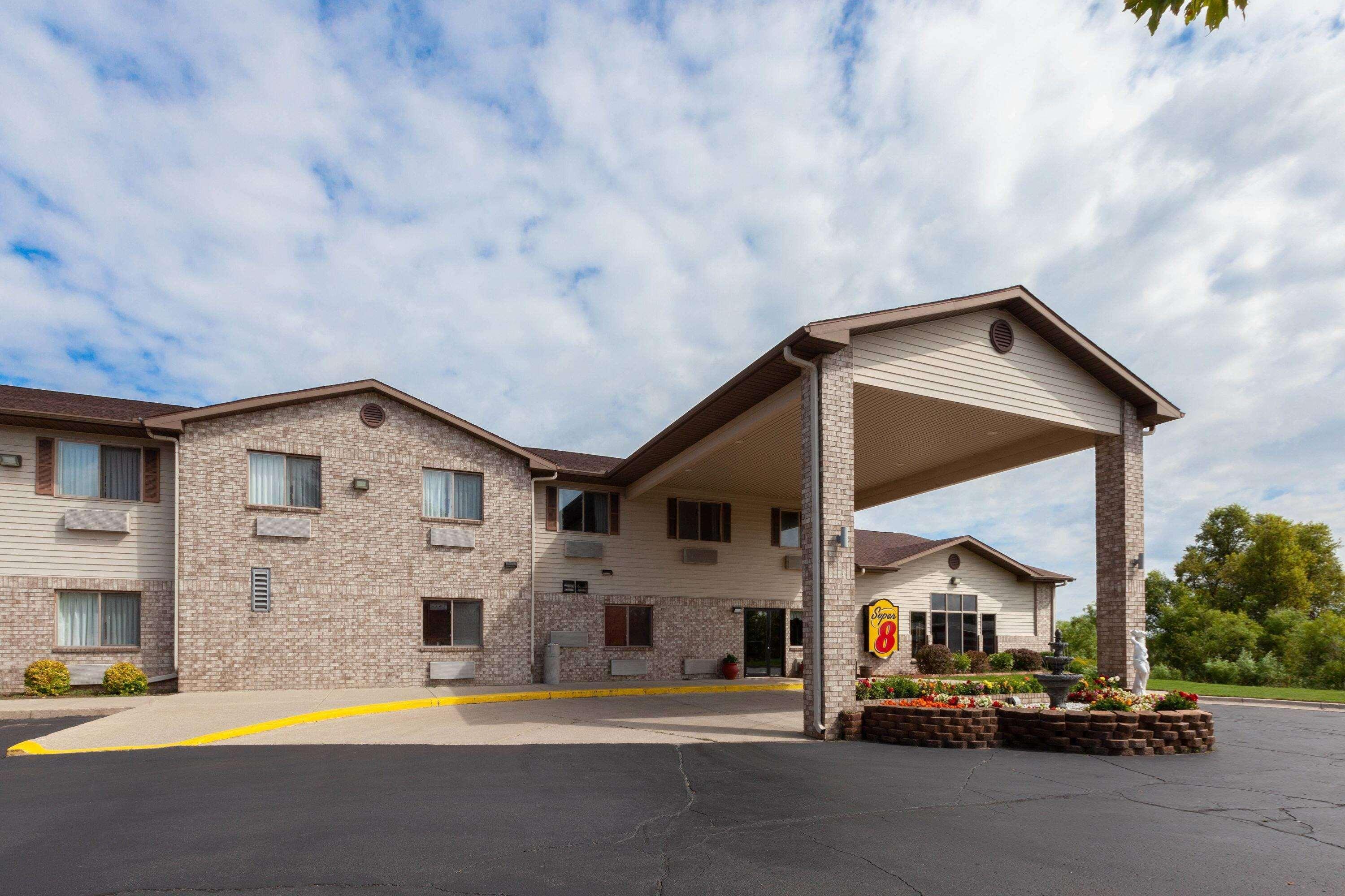 Super 8 By Wyndham Big Rapids Motel Exterior photo