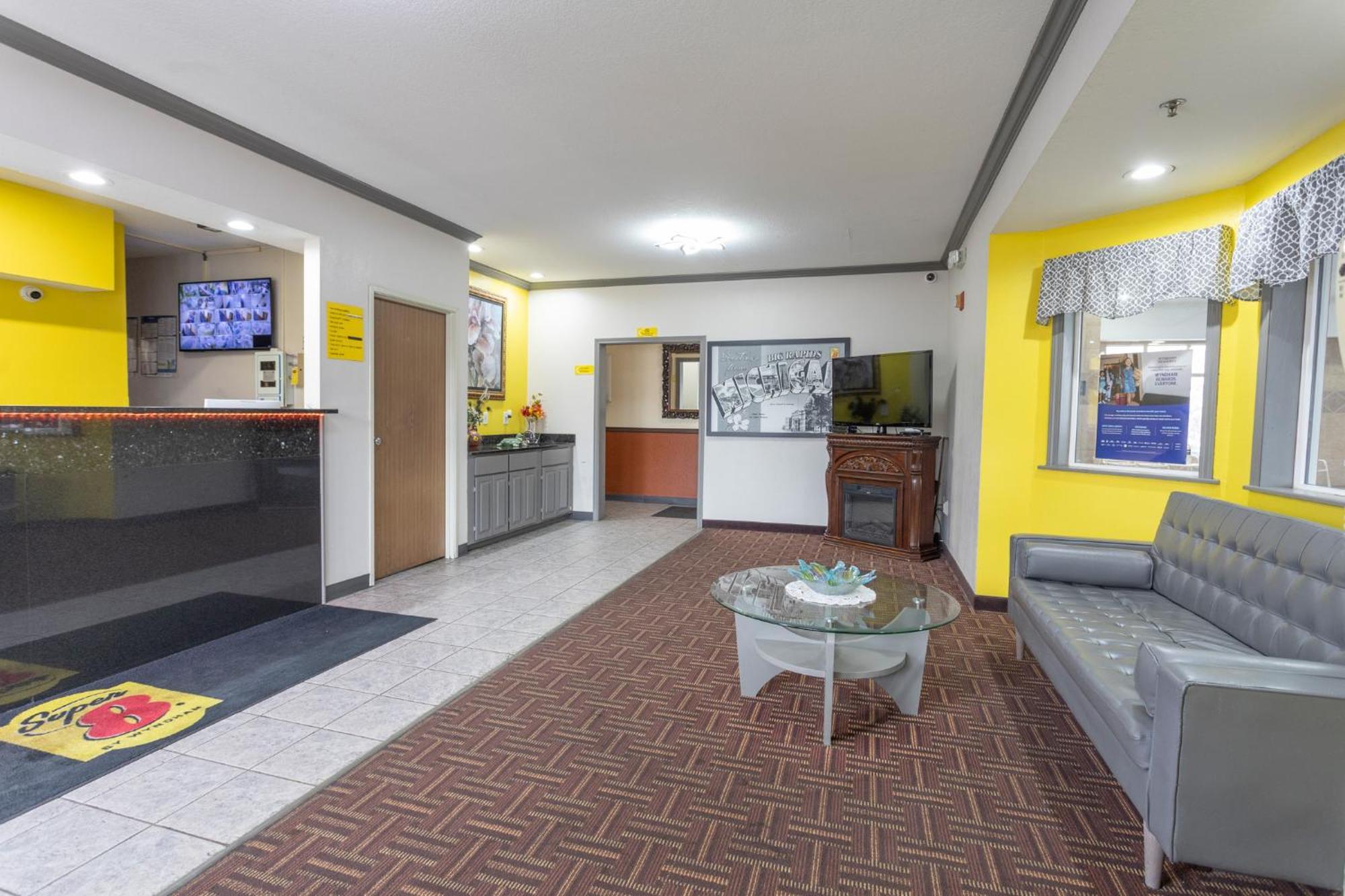 Super 8 By Wyndham Big Rapids Motel Exterior photo