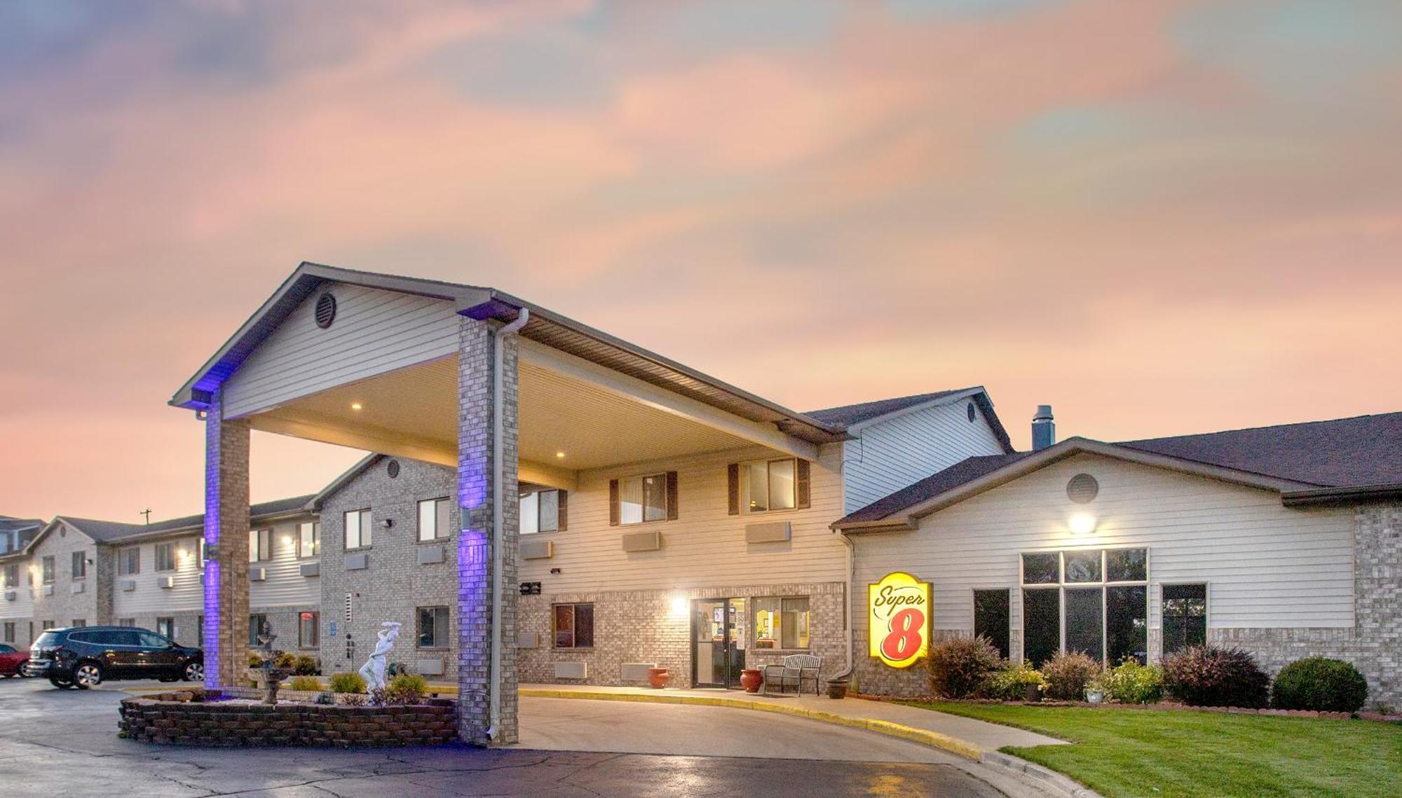 Super 8 By Wyndham Big Rapids Motel Exterior photo