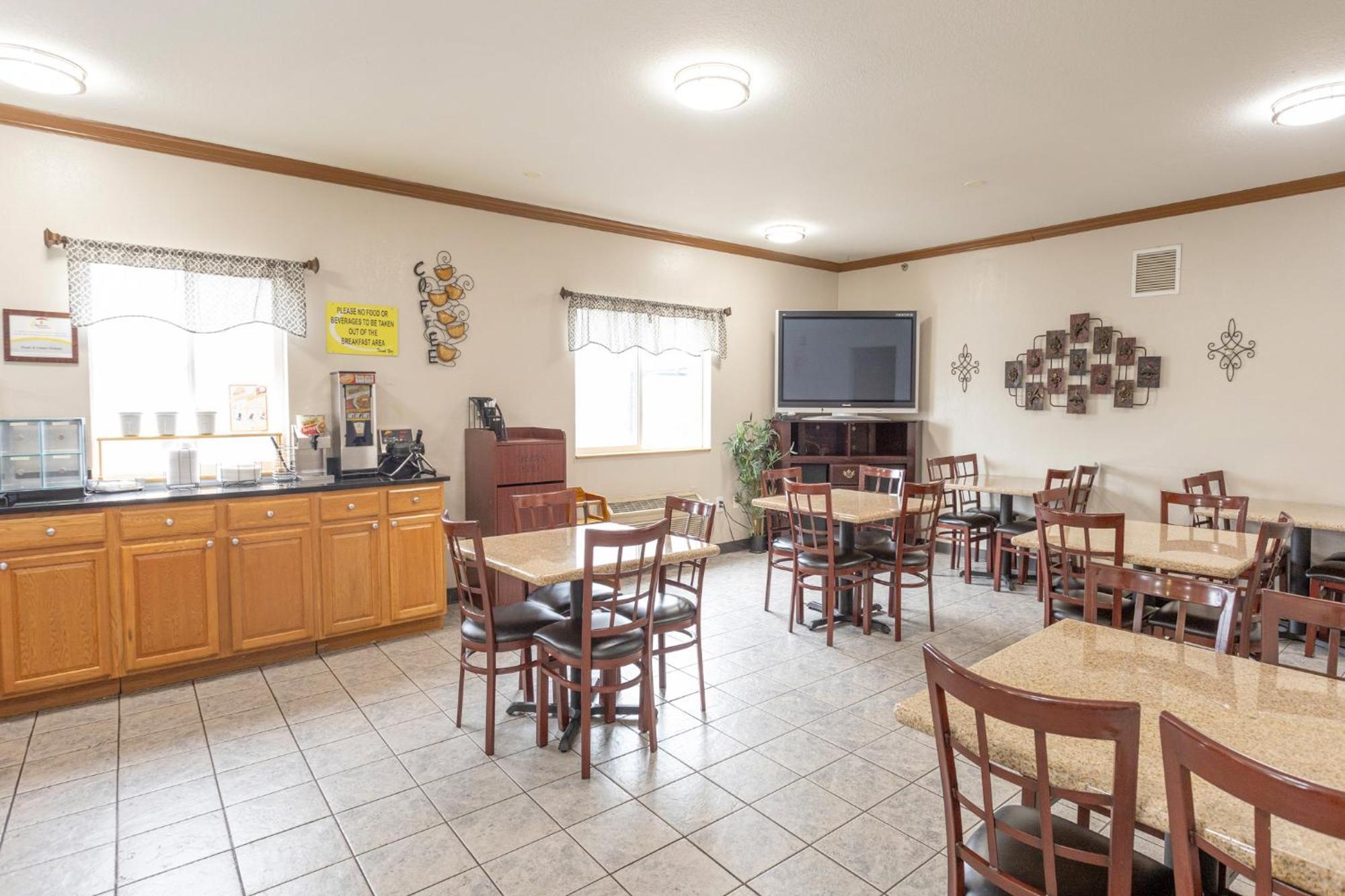 Super 8 By Wyndham Big Rapids Motel Exterior photo