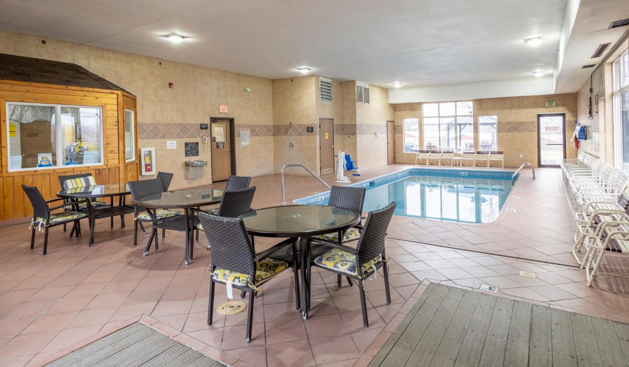 Super 8 By Wyndham Big Rapids Motel Exterior photo