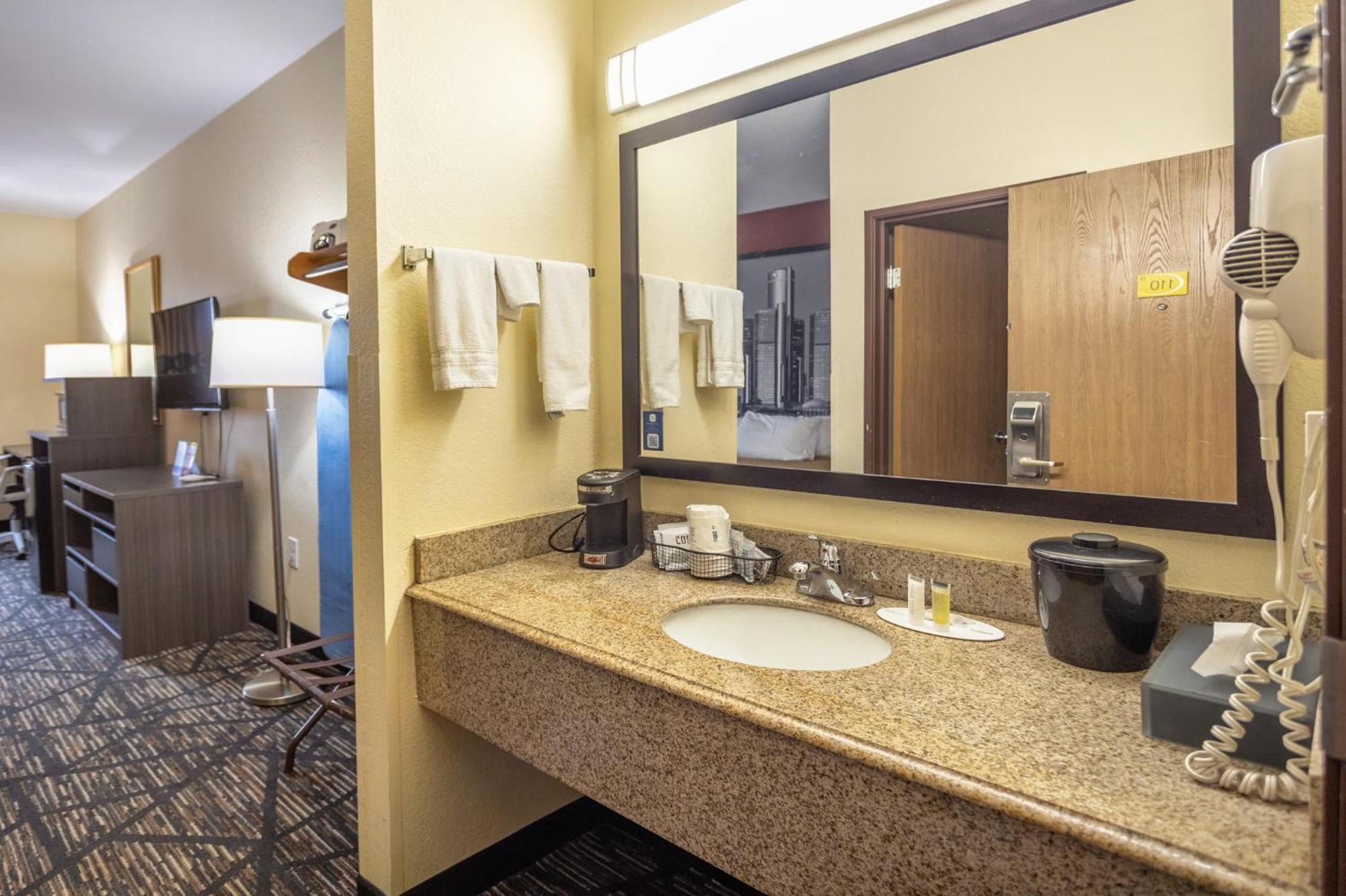 Super 8 By Wyndham Big Rapids Motel Exterior photo