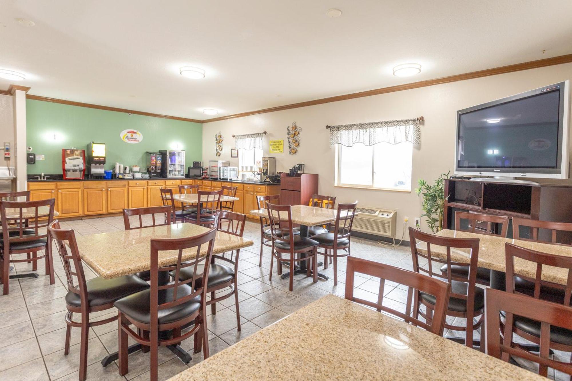 Super 8 By Wyndham Big Rapids Motel Exterior photo