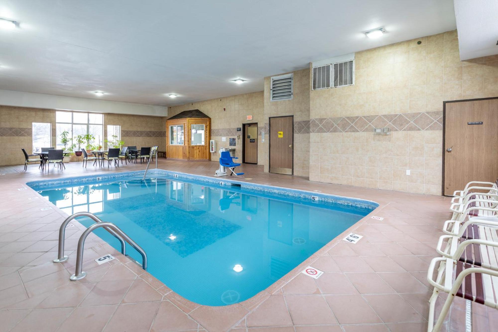 Super 8 By Wyndham Big Rapids Motel Exterior photo