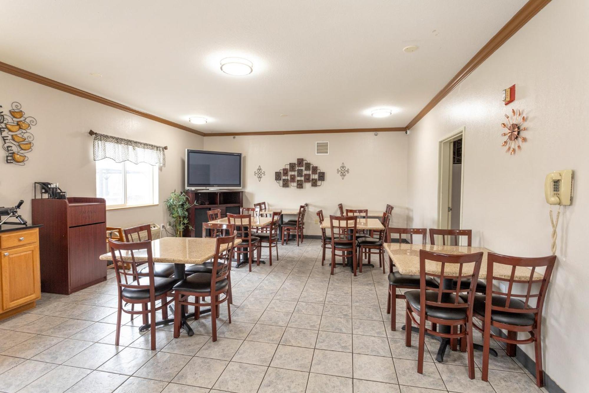 Super 8 By Wyndham Big Rapids Motel Exterior photo