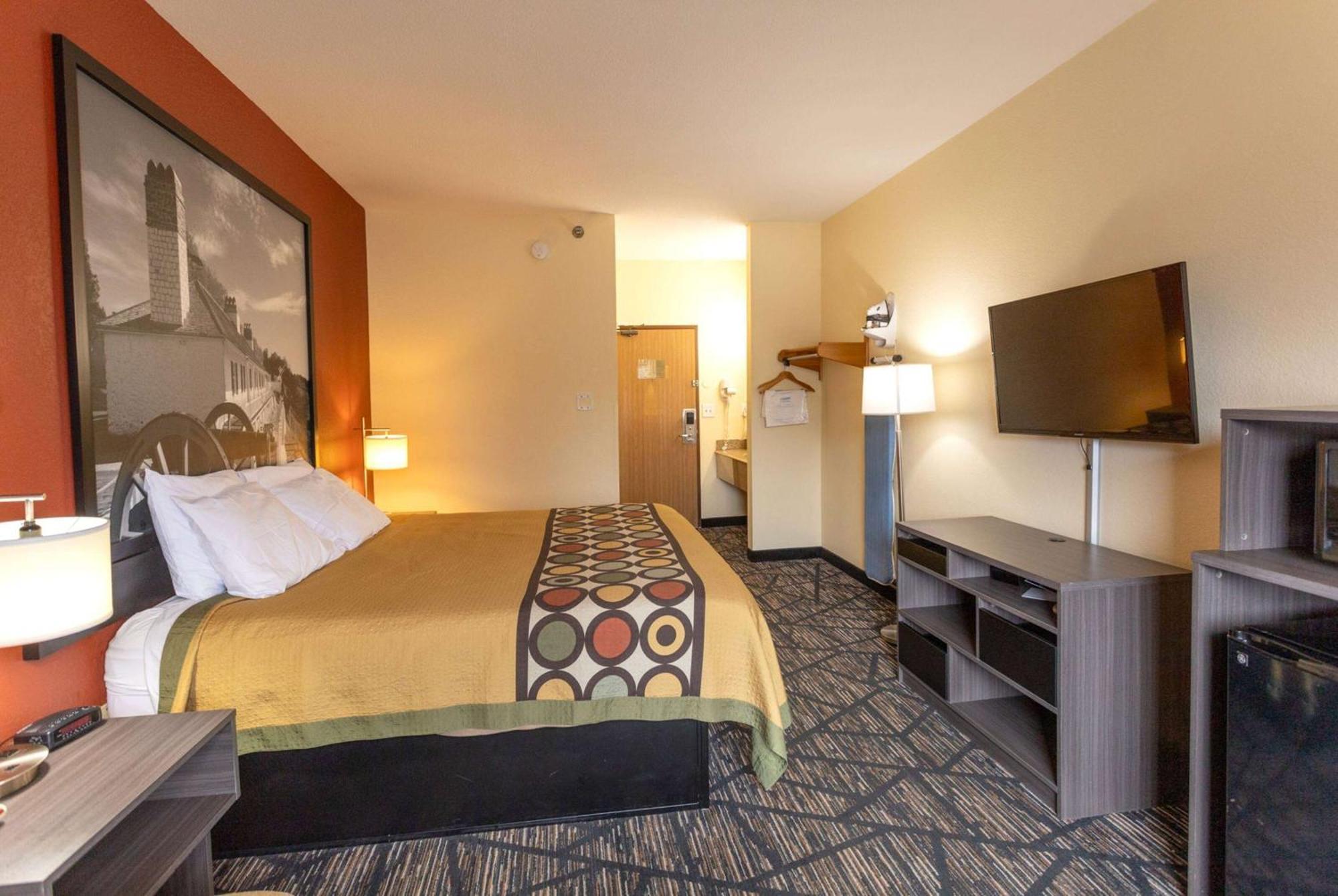 Super 8 By Wyndham Big Rapids Motel Exterior photo