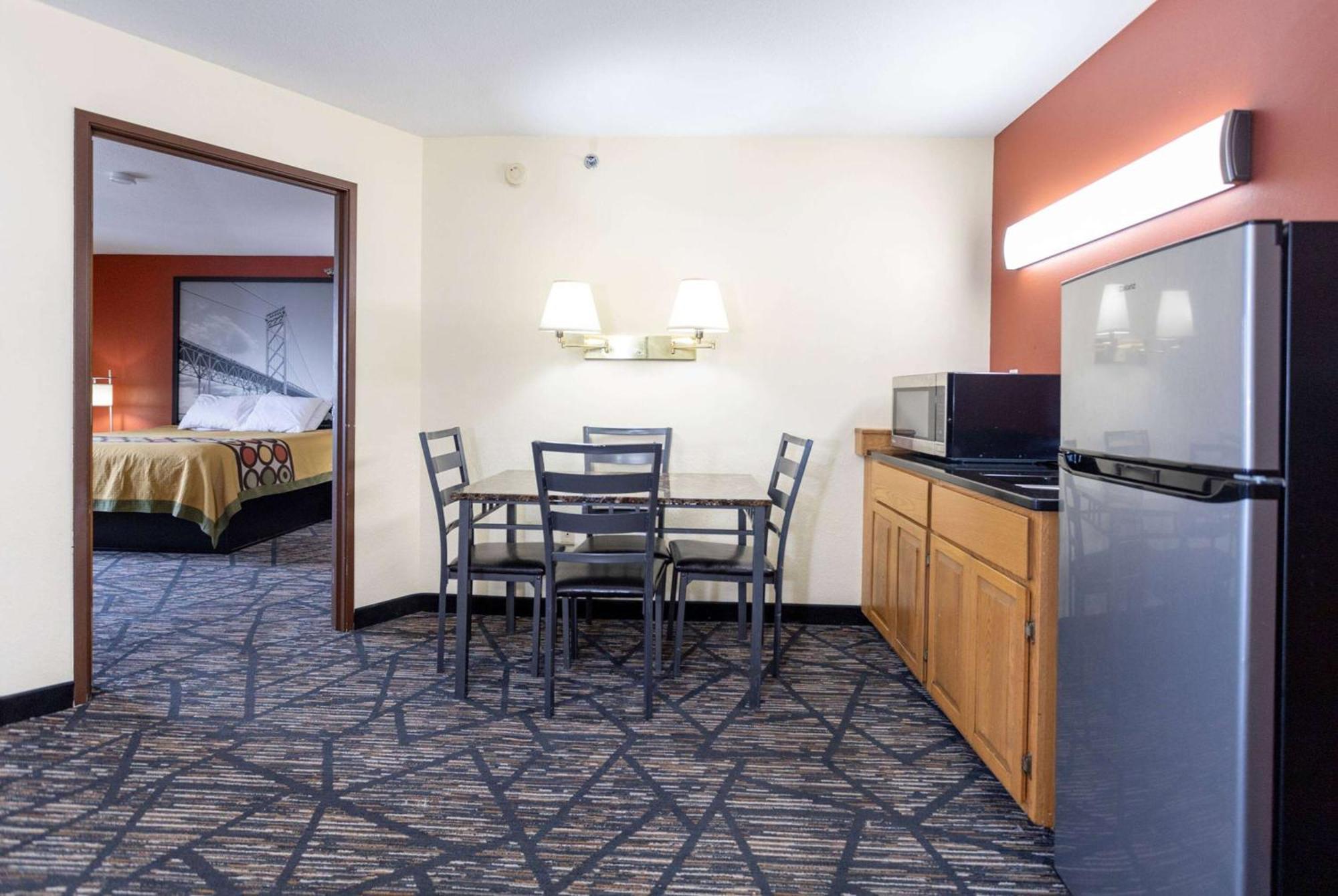 Super 8 By Wyndham Big Rapids Motel Exterior photo