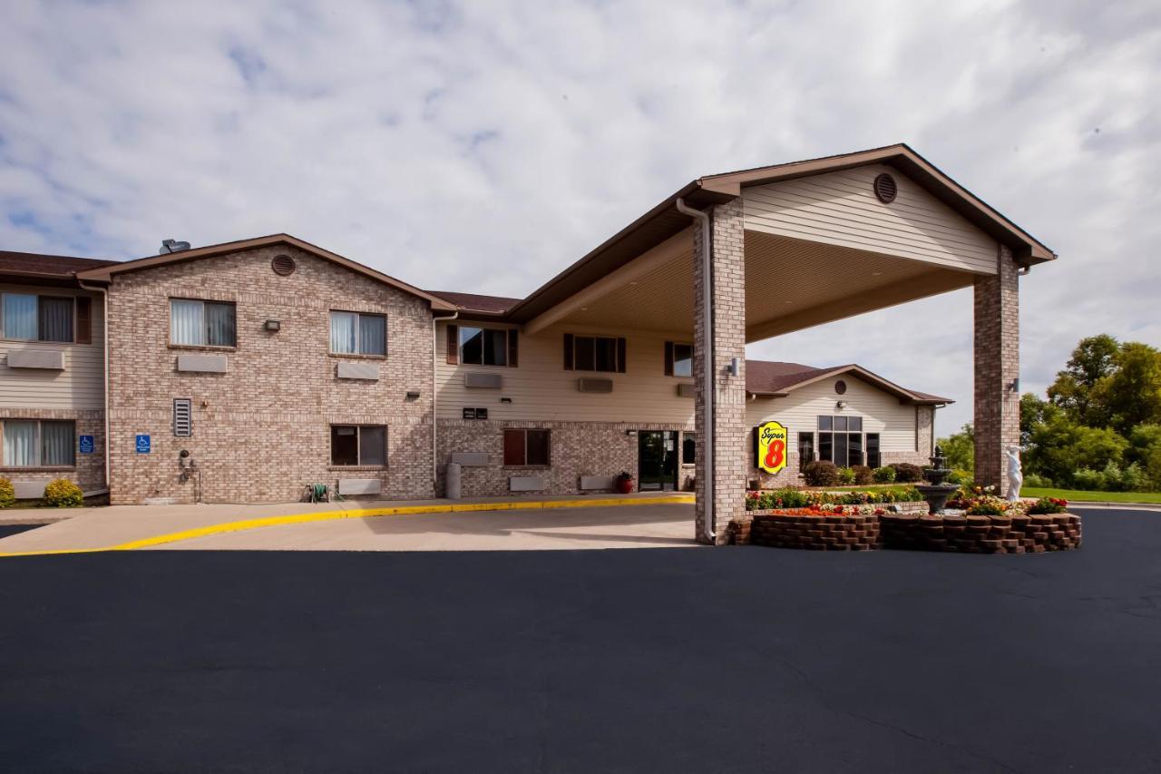 Super 8 By Wyndham Big Rapids Motel Exterior photo