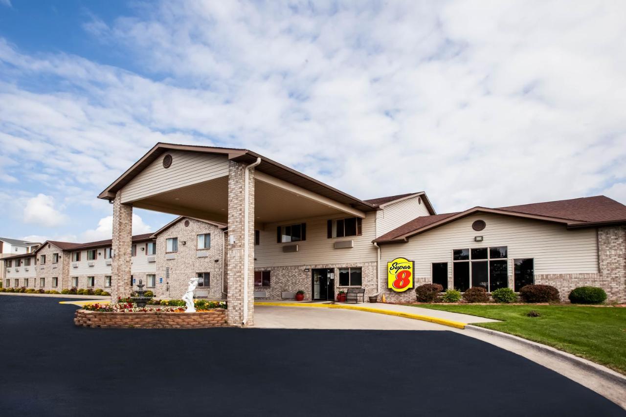 Super 8 By Wyndham Big Rapids Motel Exterior photo